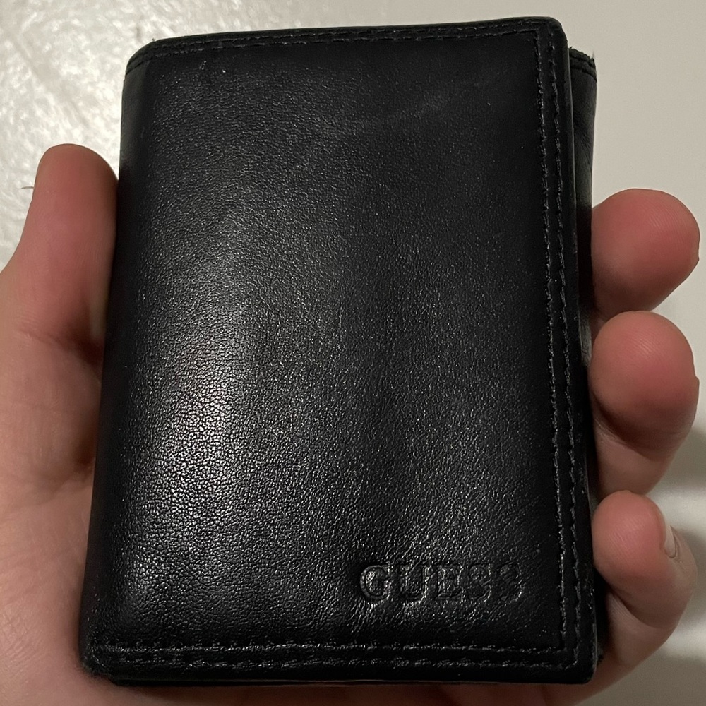 GUESS TRIFOLD WALLET